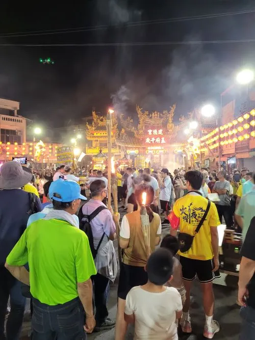 民眾等著神明起駕，跟在陣頭之後繞境