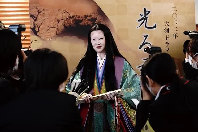 既然落到《飛翔吧！埼玉》的創作手上，自然會有不少梗讓熟悉日本流行文化的觀眾發掘(也因此會認為本作的門檻會比較高) -《徹子的房間》變成《政子的房間》、剛剛完結了的大河劇，以《源氏物語》作者紫式部為主角的《致光之君》也自然「難逃一劫」。(但《致》的年份是2024啊。XD)