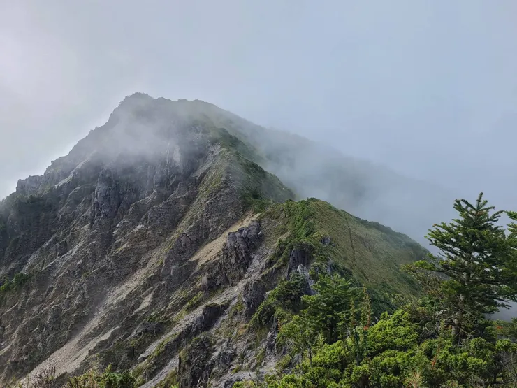 雲霧開始飄過來了
