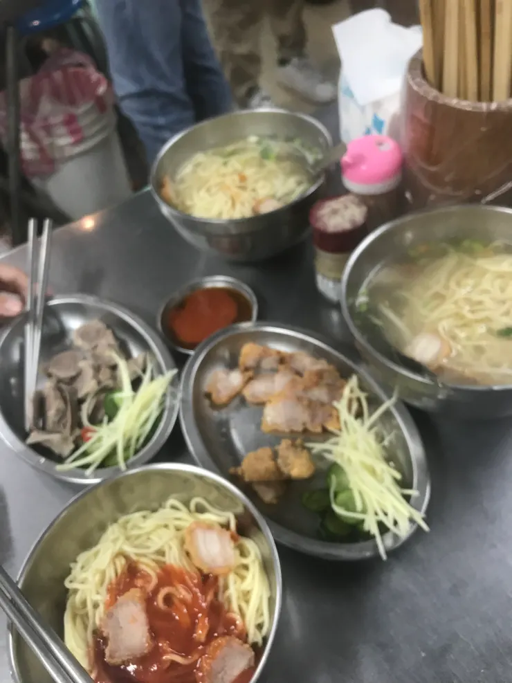 阿婆麵（中繼市場D棟，裡面有很多美食，看到那排隊人龍是排矮仔財滷肉飯的）