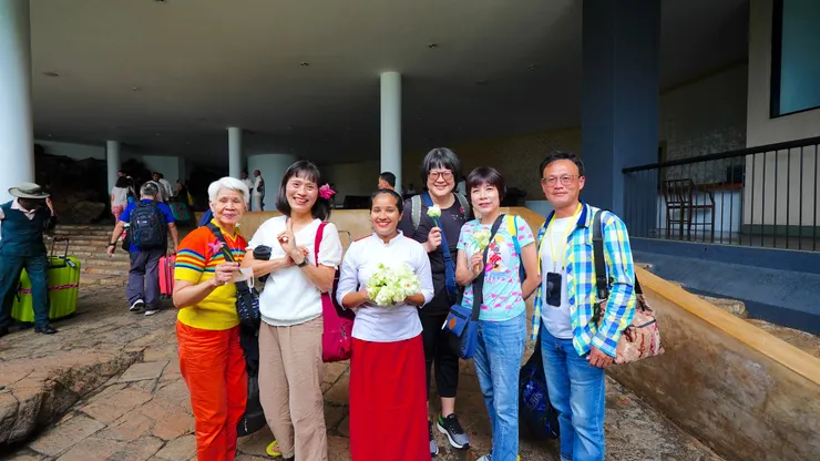 女性有迎賓花一枝，大廳在哪兒？