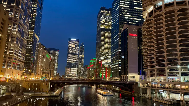 芝加哥市區的夜景，紅色綠色的燈光非常可愛