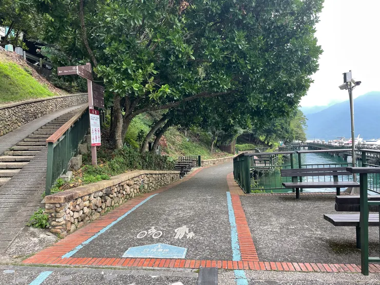 面對水社碼頭左邊的自行車道