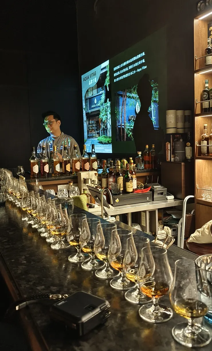 【開講了，AQUA VITAE主理人英文名也叫Allen，並與愛倫先生同姓陳，先進行品牌介紹。AQUA VITAE是生命之水的意思。】