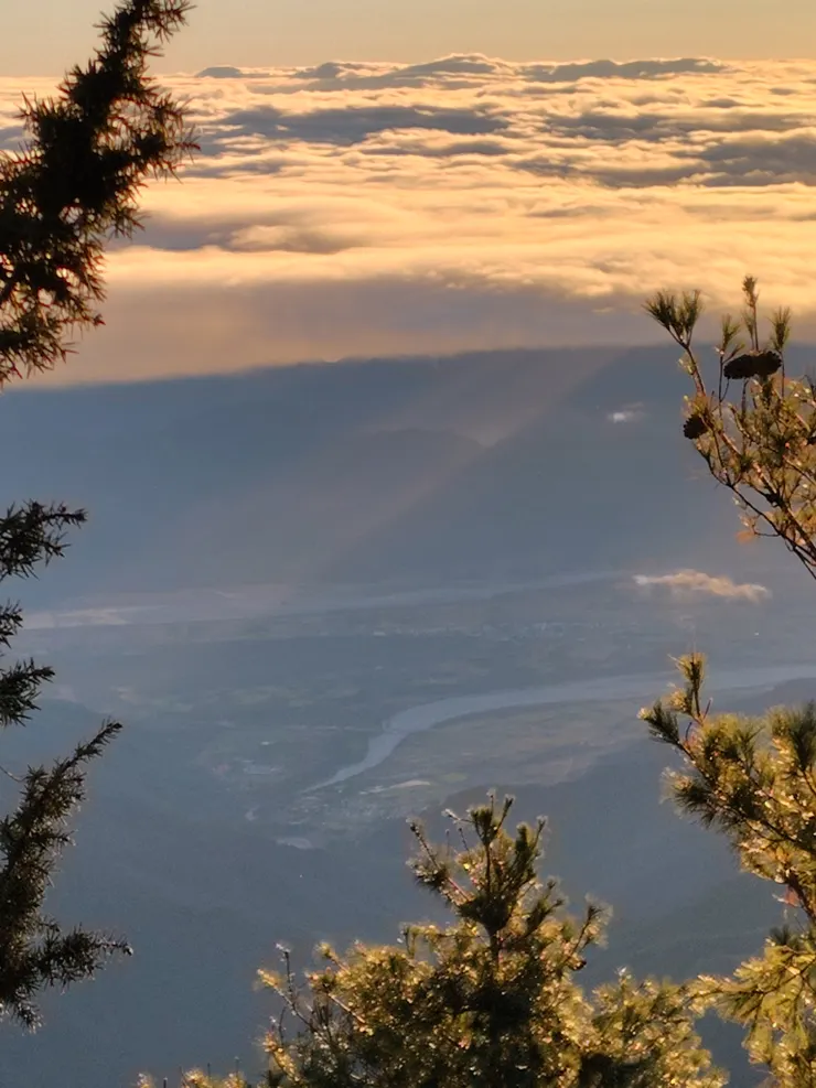 遠眺日出灑落縱谷的聖光。(Photo by. SHARP AQUOS sense8)