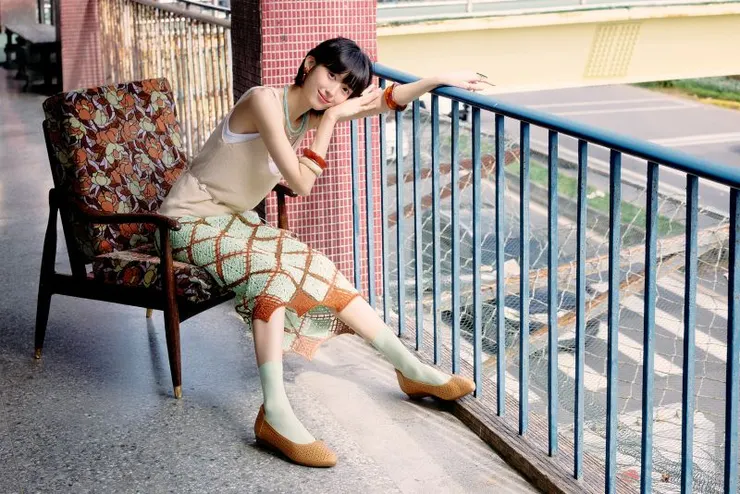 ▲整體設計簡約的「小牛皮沖孔舒適低跟鞋」，楔型底設計除了修飾腿部比例，更提供長時間行走的穩定與舒適度