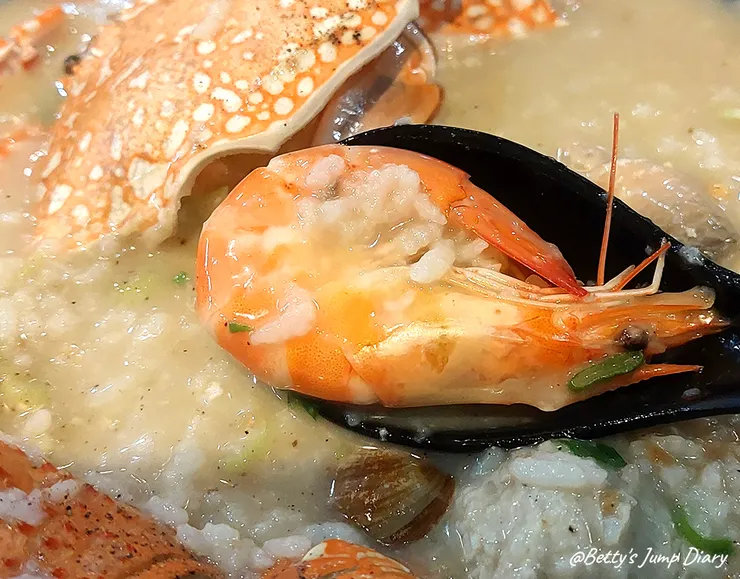 ▲霸氣螃蟹海鮮粥（台中大里店）霸氣神仙打架海鮮粥/圖片來源：Betty's Jump Diary