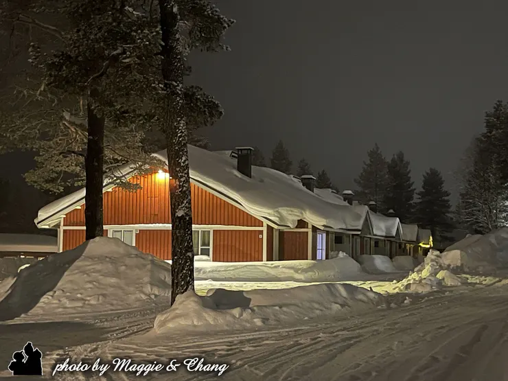 在零下的雪地裡,這座被白雪擁抱的小屋卻透著暖黃光芒,好像在對旅人說:「來吧,進來取暖吧!」是冷冽北國中最溫柔的風景。