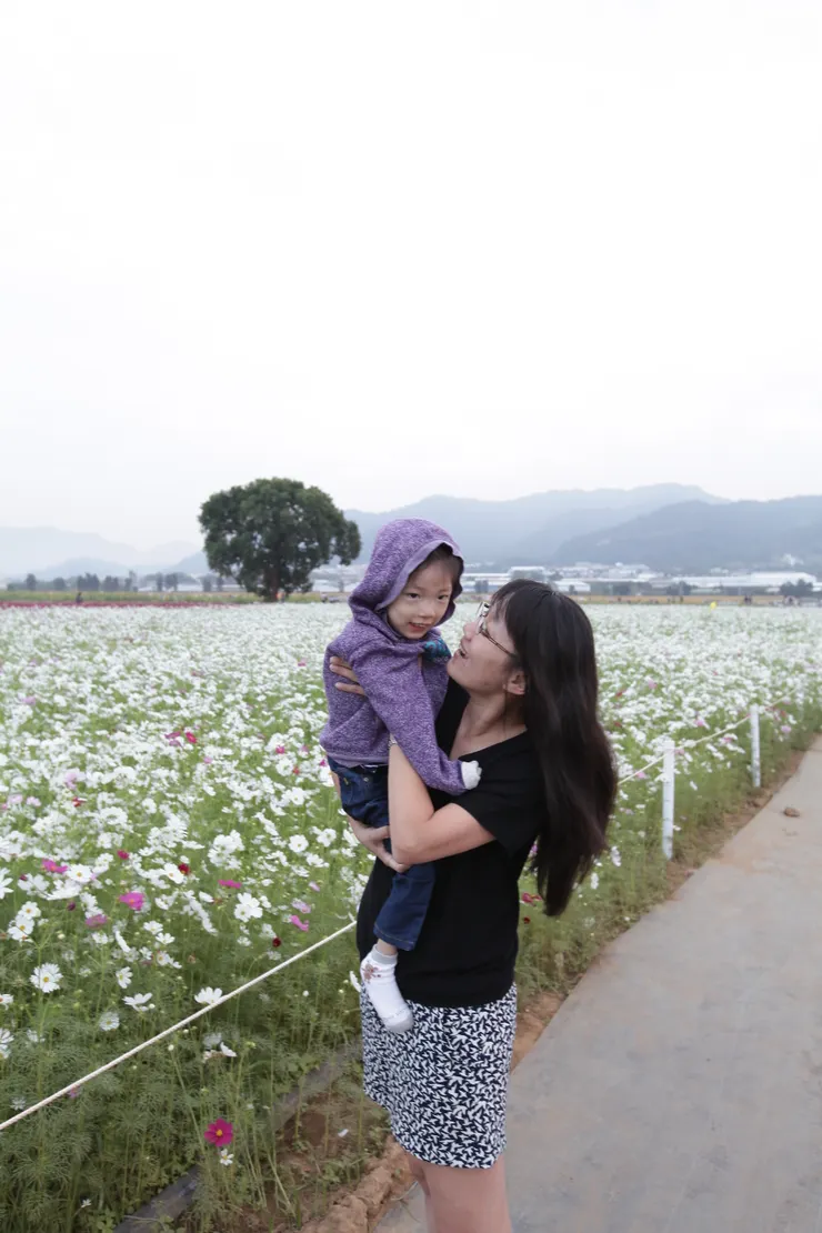 祐爸爸視角~這時祐本人很迷你，其實頭控制也不好，這獨立抬頭其實維持得非常短暫，不到一分鐘。