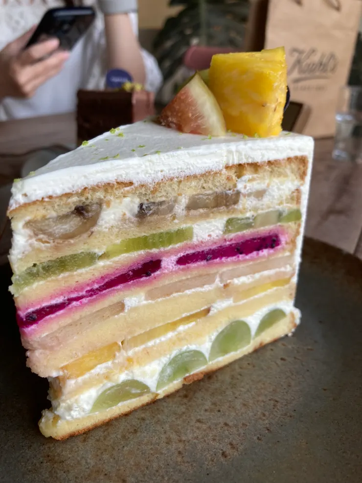 店內推薦的人氣六層水果鮮奶油戚風蛋糕！