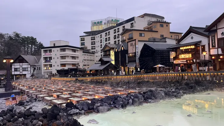 湯畑白天晚上來，更有不同感覺。