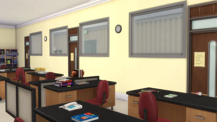 我也想過教員室這些要不要安裝窗簾，畢竟這裏有不能讓學生看到的機密，但我還是想保持一定的透明度，也不想師生之間隔得太遠。