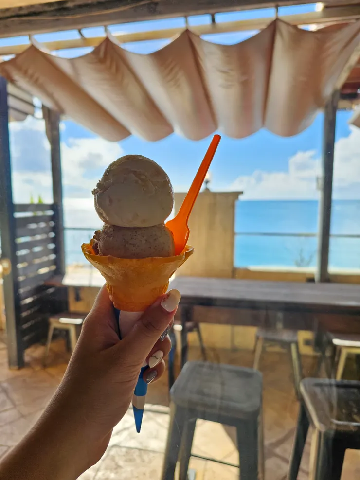 我點的冰淇淋，與戶外用餐區一隅。