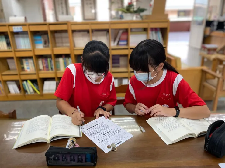 心念推薦補文稿😉很認真的兩個小女孩