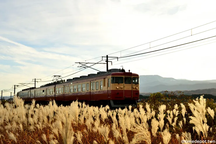國鐵交直流電車輕快駛過妙高山下，為今年秋天作結