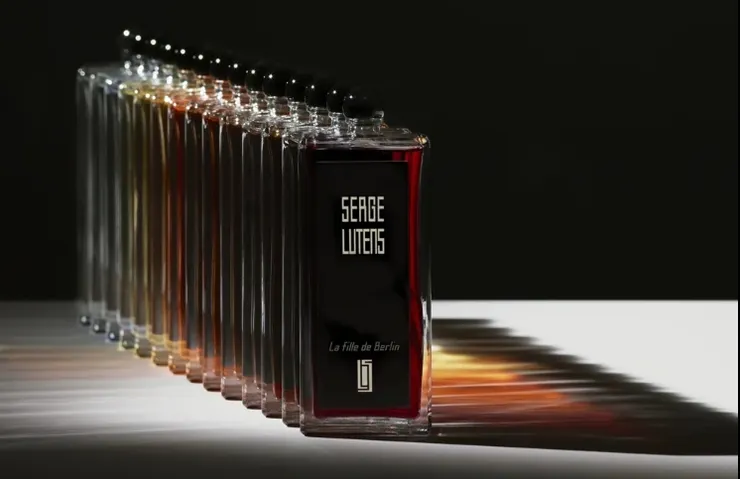 簡潔俐落的香水瓶 (圖片來源 : Serge Lutens官網)