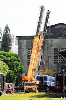 即使是移動到隔壁軌道都得拜託吊車順便幫忙