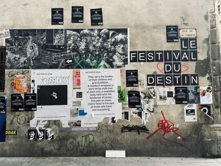 攝影節期間,整座亞爾老城區街上強上都貼滿海報文宣。