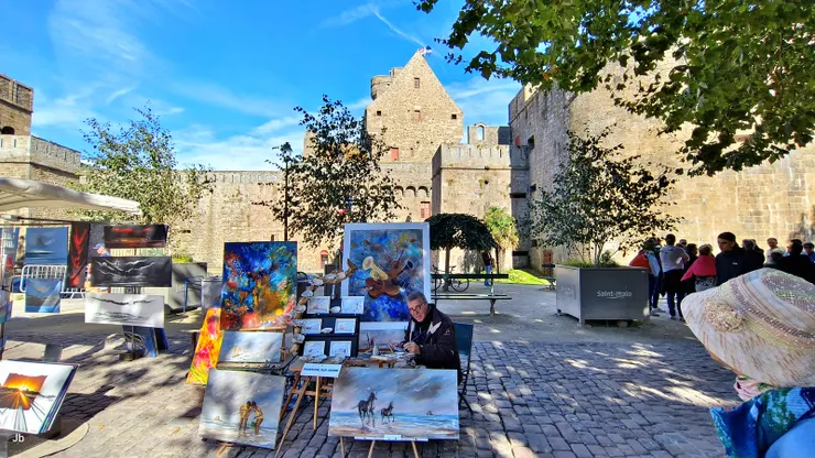 【限於腿力，飯後仍只在舊城區晃！經過街頭畫家前。】