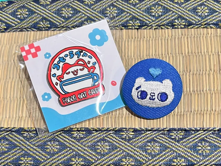 左是咖波，右是爽爽貓