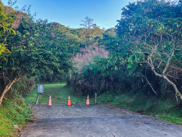0717車停至櫻花陵園後，便往烘爐地山前進。