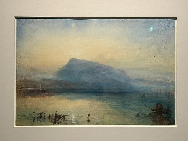 這張主視覺很適合拿來講解望遠鏡頭、廣角鏡頭、標準鏡頭、視覺筒狀變型的概念