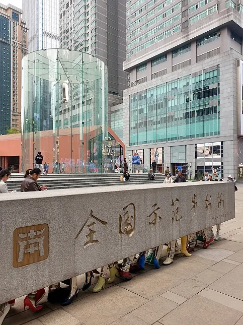 解放碑步行街是重慶市中心最繁華的商業區