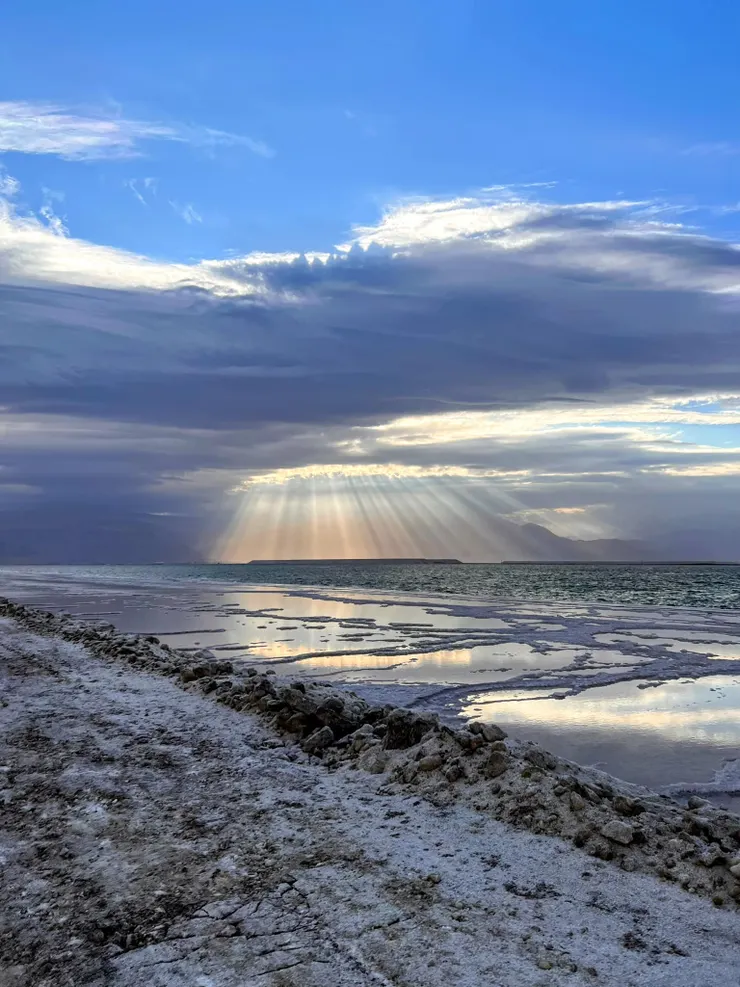 充滿鹽結晶的死海跑場