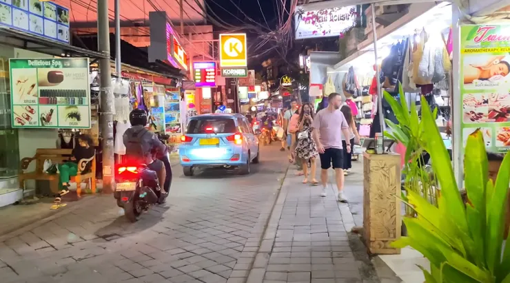 Poppies Lane 入夜之後非常熱鬧