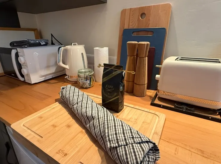 櫥枱上，有露西為我們準備的法棍和咖啡