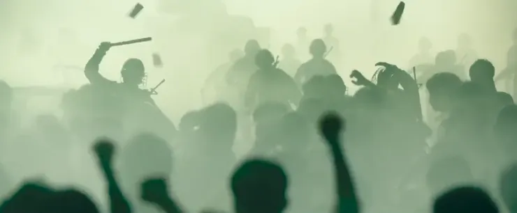 煙霧、棍棒、尖叫、哀號