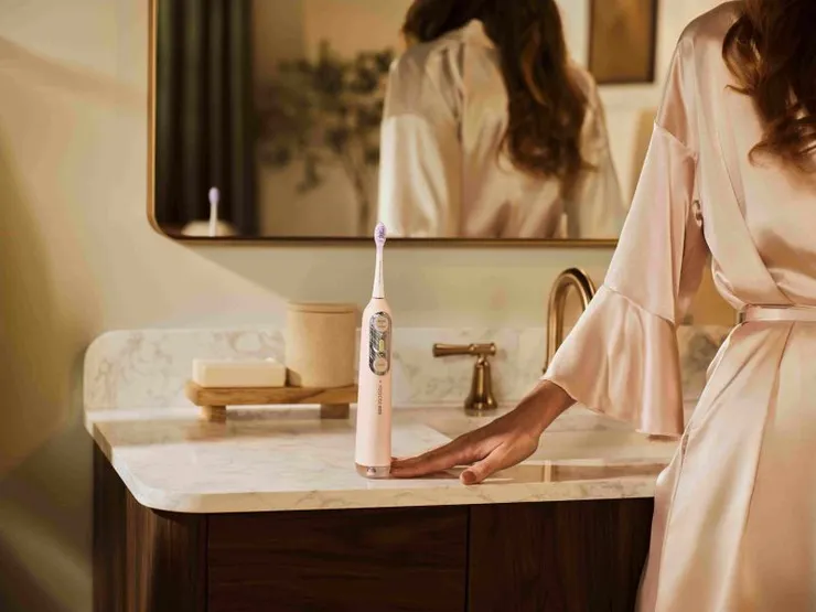 ▲Soocas NEOS II Ultra 沖牙音波電動牙刷_香檳金 將設計美學納入產品核心