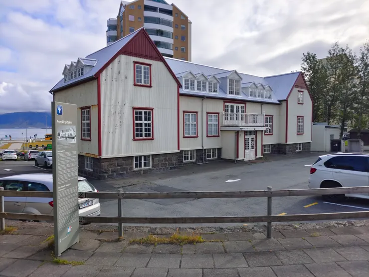 Franski spítalinn法國醫院,見證 19 世紀末至 20 世紀初,法國漁民曾至冰島捕魚的史實,如《冰島漁夫》一書所示。