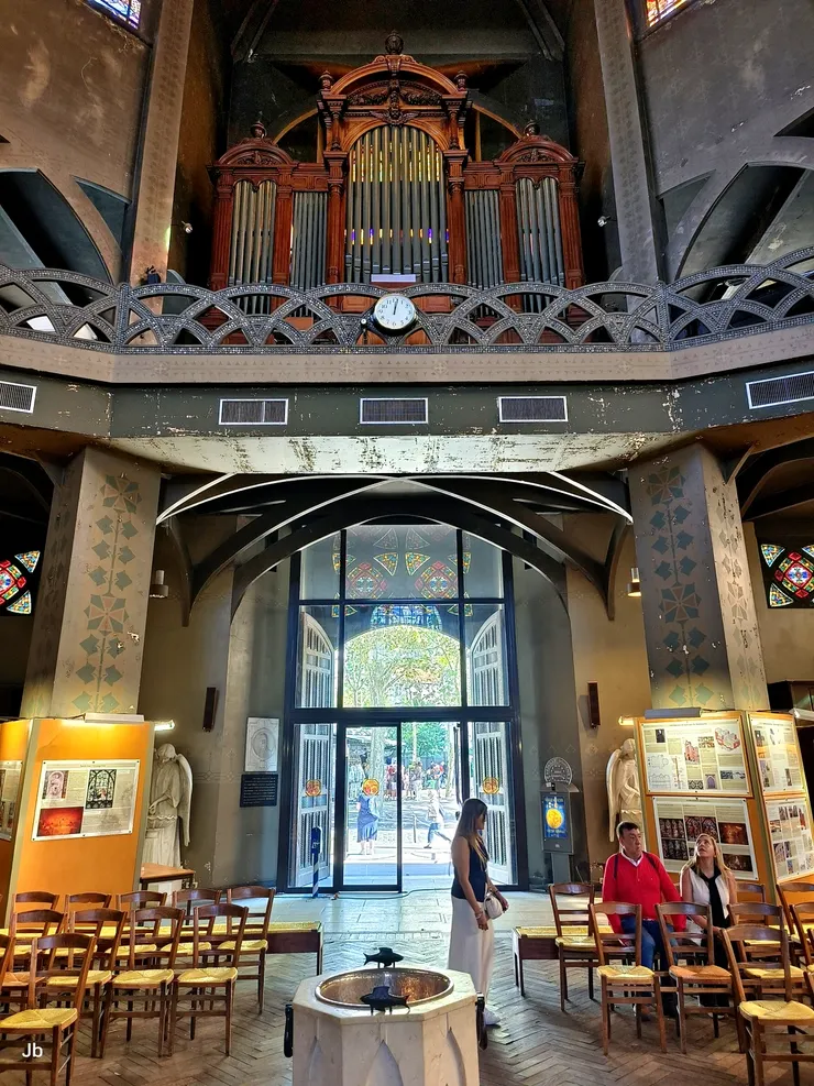【聖讓蒙馬特教堂十分特別且清靜！上方可見管風琴。】