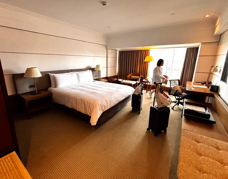 這房間空間夠大，而且電視可以連接youtube，適合待在裡面整天發呆