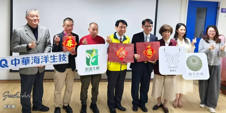 年菜捐贈儀式於三玉啟能圓滿落幕，左起貴賓：Ｈｉ－Ｑ中華海洋生技顏明德研發長、南光化學製藥股份有限公司/南光醫管股份有限公司陳本龍處長、創鑫生機集團孟龍、臺北市藥師公會尹岱智理事長、中華民國腦性麻痺協會劉漢宗理事長、馥蘭朵酒店集團吳玲玲董事、源生時養與康亘企業代表。