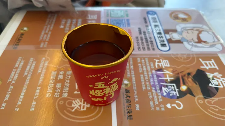 喝杯茶等一下美容師，就能開始體驗了。