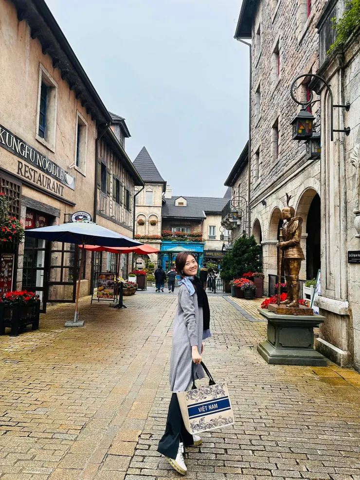 用百元鈔幻想在提Dior Book Tote