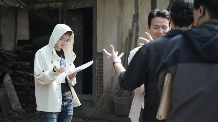 賴昭男老師在片場中，需要即時調整台詞的發音、說法等細節。