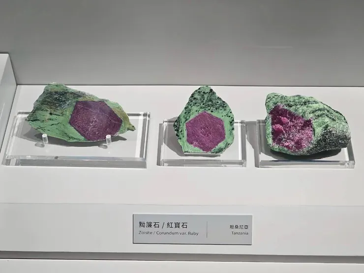 黝簾石、紅寶石(坦桑尼亞)