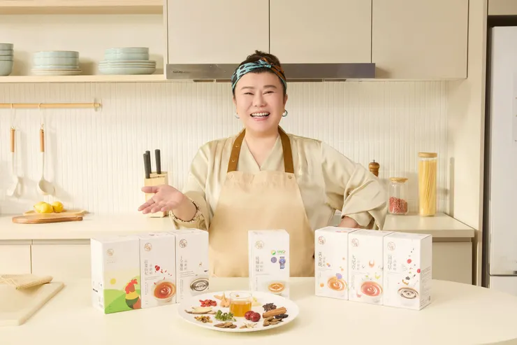 圖說:演藝圈「國民媽媽」推薦國民滴雞精!藝人林美秀最新擔任知名補給品牌「純煉」年度品牌代言人。(資料來源:純煉營養研究室)