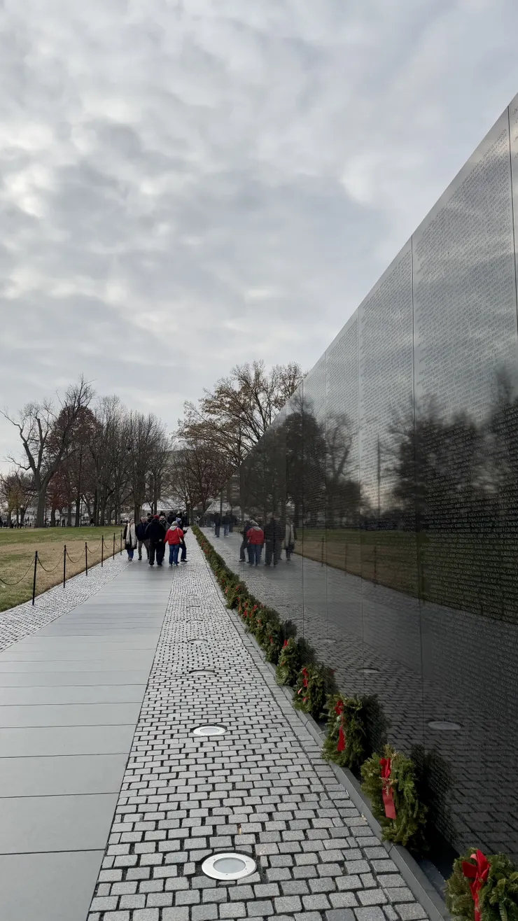 西翼朝向林肯紀念堂（遠處被樹木遮擋的建築物）。