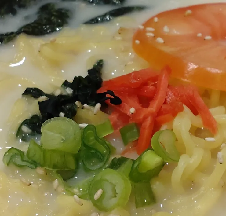 灑在拉麵上的蔥綠