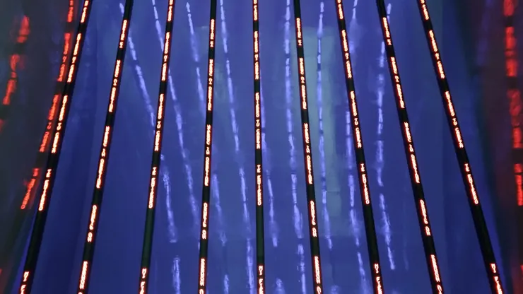 紅藍文字相間的作品《INSTALLATION FOR BILBAO》