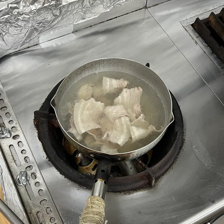 因為薄的關係，所以豬肉片放進去很快就熟了，如果想要確保有熟，可以水燒多一點，泡久一點