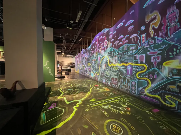 原民館中的投影牆,非常多彩吸睛,充滿細節