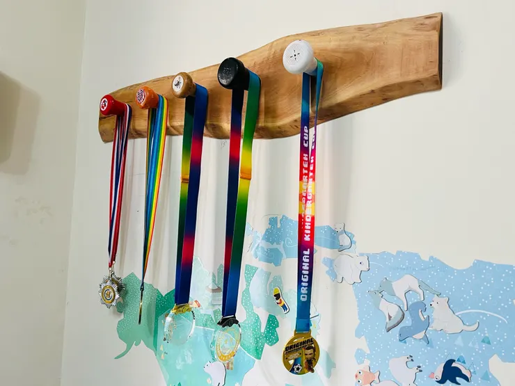 斷棒握把處,也參考國外設計師應用,成功再製作成掛勾。