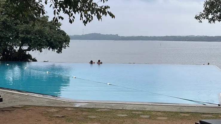 游泳池猶如與坎達拉馬湖相接