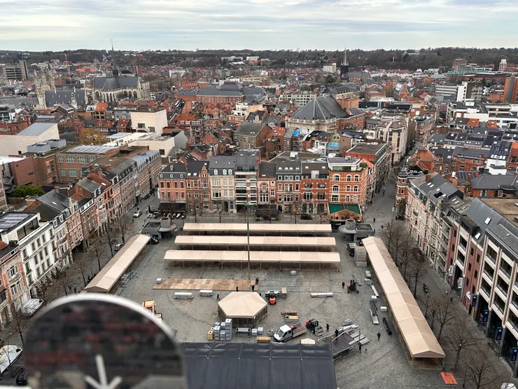 再次登上鐘樓，看到的景觀是，聖誕市集的籌備