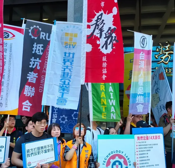 許芫榕(左下著黑衣者)參與泰博工會的陳抗。來源:許芫榕提供